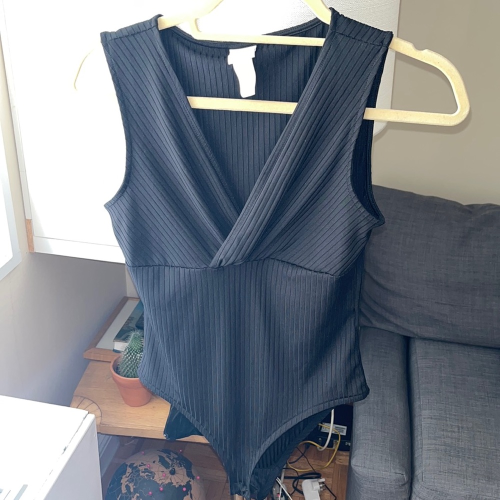 H&M bodysuit - v neck ribbed texture size S - Picture 1 of 7